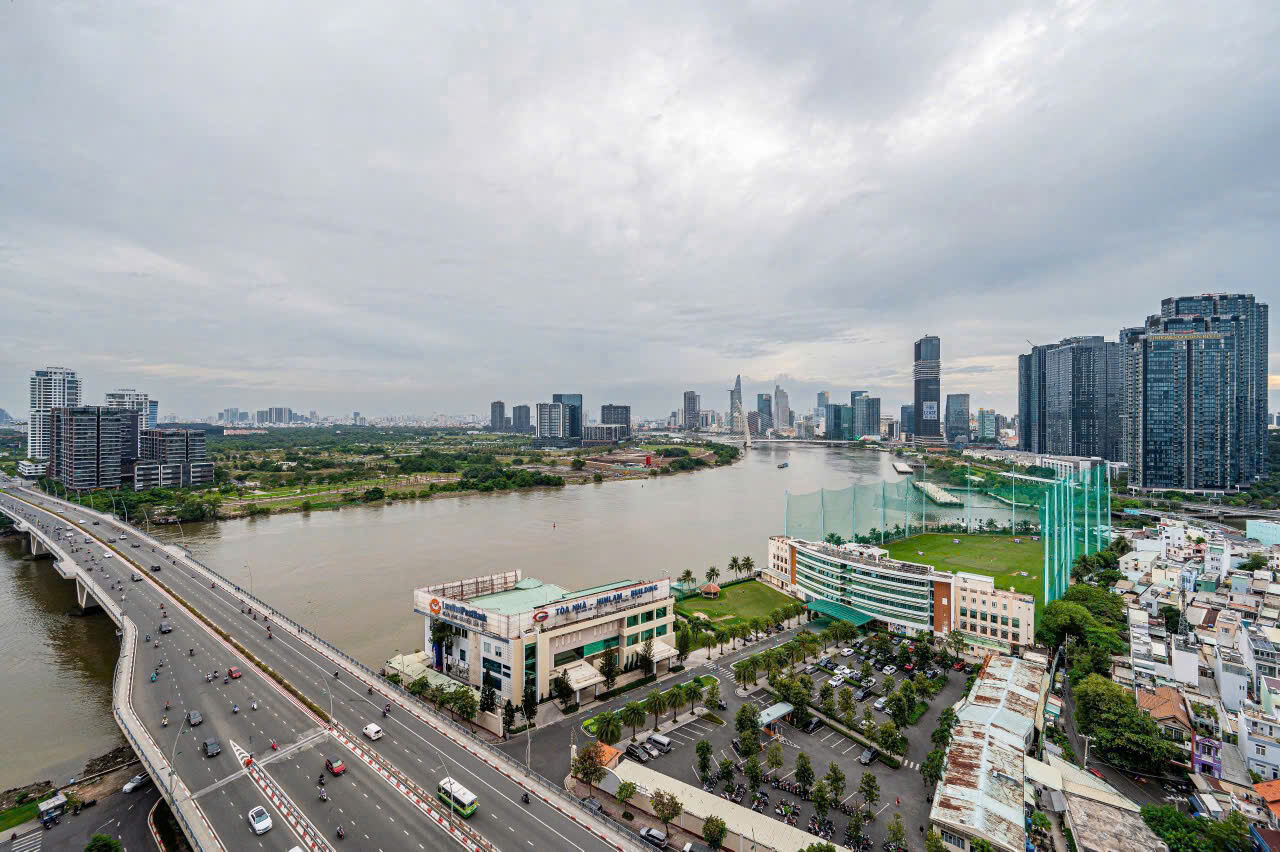 Toàn cảnh Sunwah Pearl và sông Sài Gòn