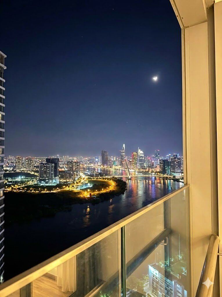 View đêm sông Sài Gòn từ Sunwah Pearl
